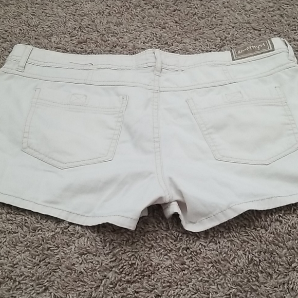 Short's - Picture 2 of 5